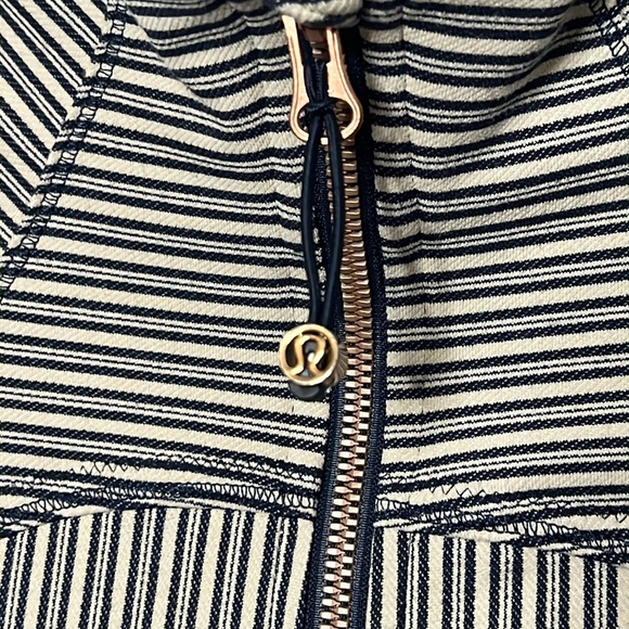 Rare Lululemon Forme Jacket Tan & Navy pinstripe w/Rose Gold hardware Sz 10 - Picture 12 of 12